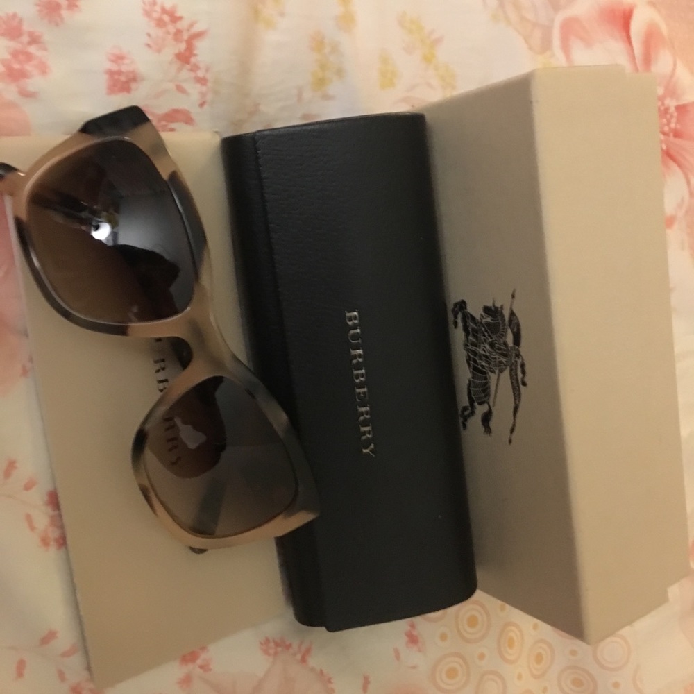 Burberry classic sunglasses